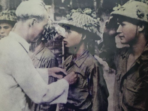 Chiến sĩ Hoàng Đăng Vinh được Bác Hồ gắn huy hiệu trong ngày 19/5/1954.